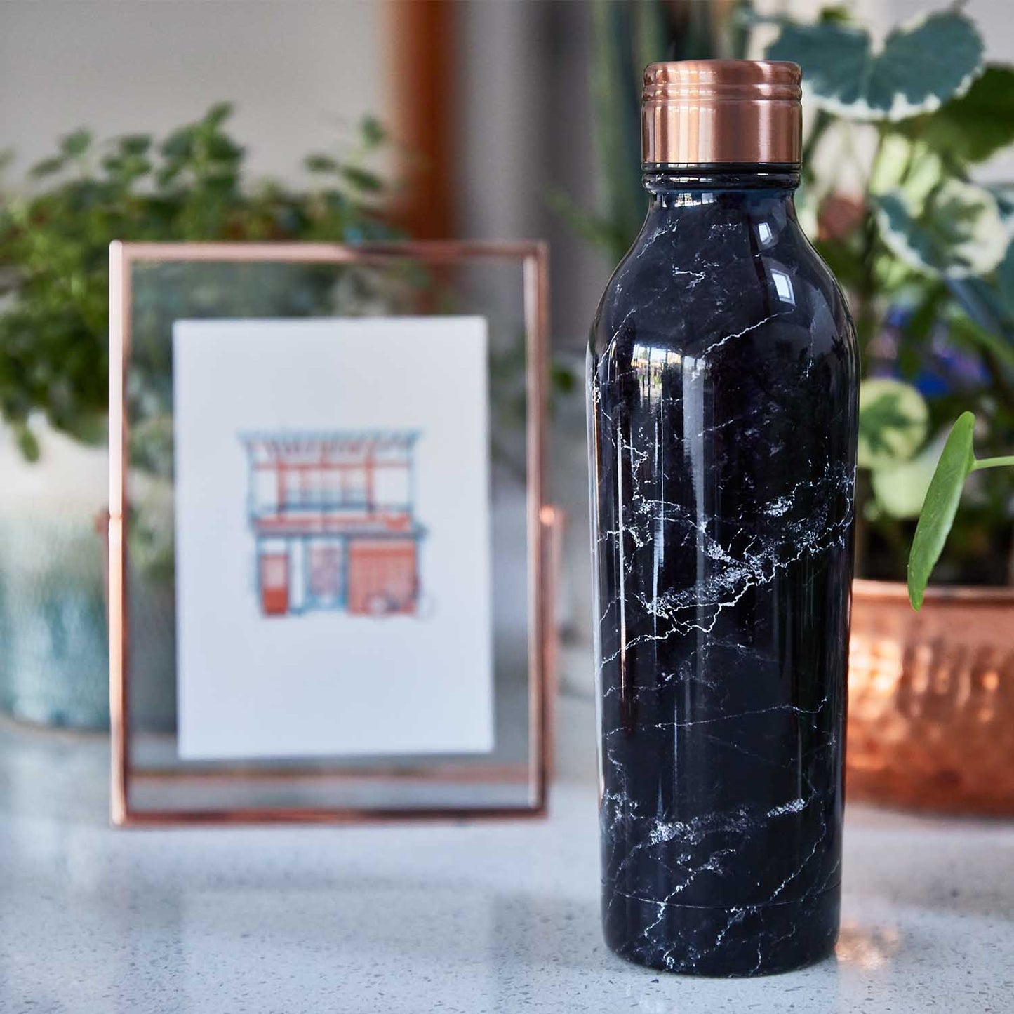 Black stainless steel bottle with marble effect